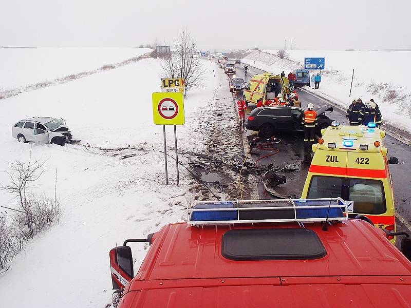 Na obchvatu Loun se střetla octavia a audi. Náraz byla tak silný, že škodovka skončila několik metrů od silnice v zasněženém poli.