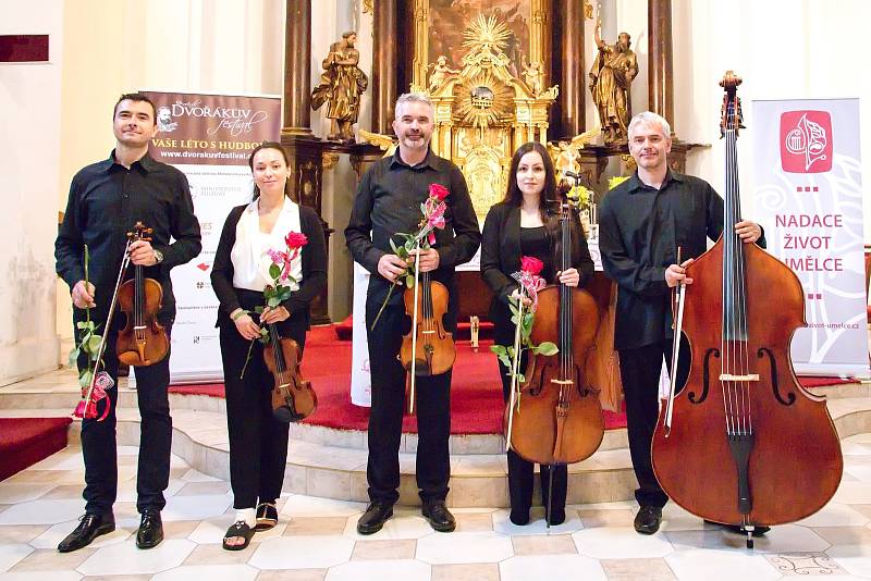 V rámci koncertů Dvořákova festivalu si mohli zájemci v sobotu 23. července poslechnout hudbu také v kostele v Podbořanech.