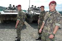 Žatečtí vojáci čekají na nástup u bojových vozidel pěchoty na základně u kosovské Mitrovice.