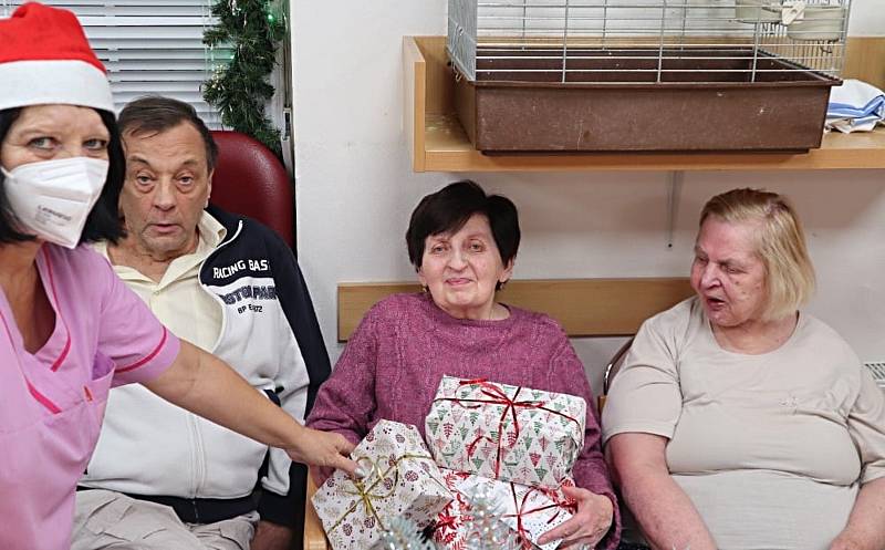 Klienti domova pro seniory ve Vroutku dostali různé dárky.