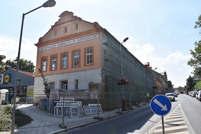 Rekonstrukce bývalých papíren v Žatci se protahuje.