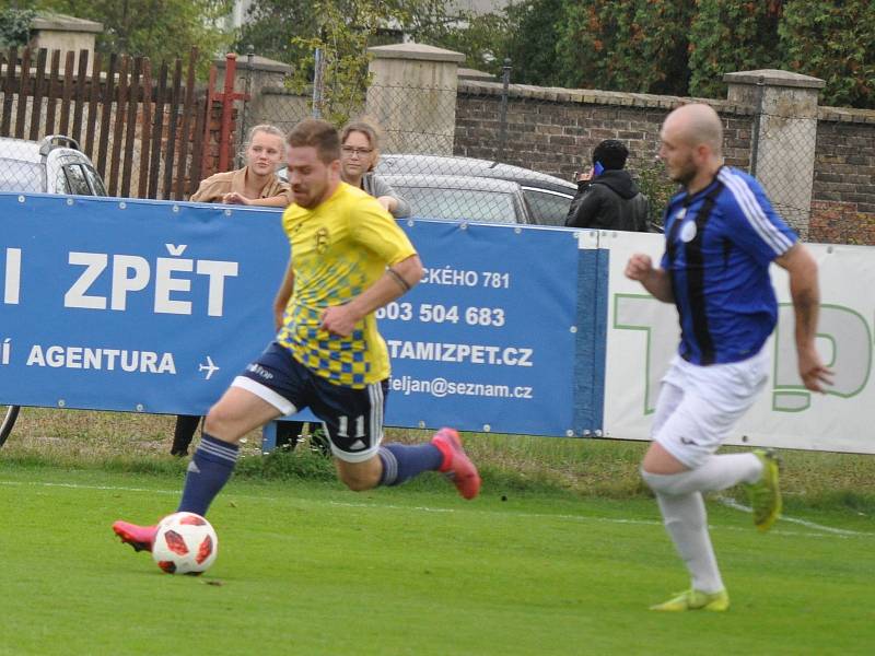 Utkání rozdílných poločasů, ve kterém fotbalistů Dobroměřic (ve žlutém) nestačilo k výhře nad Bílinou ani dvoubrankové vedení.