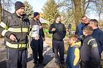 Účastníci rybářských závodů v Podbořanech z řad dobrovolných hasičů mezi sebou vybrali 34 tisíc korun na pomoc rodině Vojtíška z Vroutku.