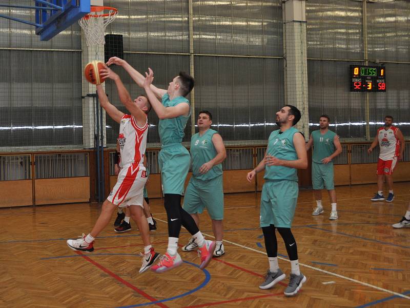 Basketbalisté Loun (v bílém) zakončili základní část Severočeské ligy domácí prohrou s Mostem.