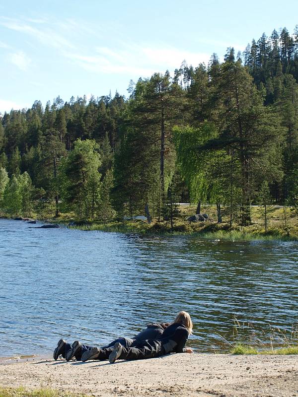 Ochutnávání vody u jezera Inari ve Finsku