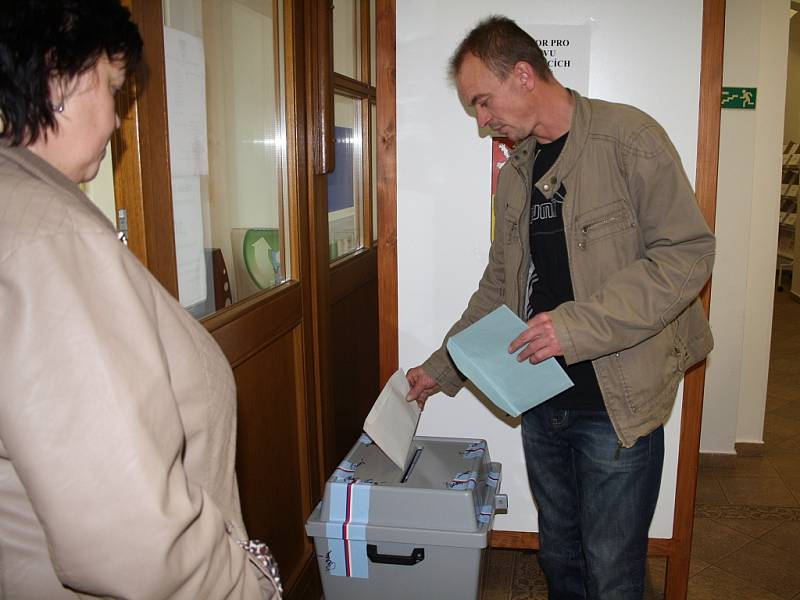 Volby v okrsku číslo 10 v ulici Obránců míru v Žatci. 