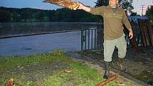 Blesková povodeň v Lubenci 9. 6. 2013. Místní rybáři odstraňovali z hráze Lubeneckého rybníka nepořádek aby usnadnili odtok vody