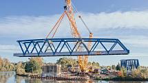 Mezi Libočany a Žatcem se staví nový železniční most přes Ohři. V neděli stavbaři usadili první část nové nosné konstrukce mostu přes řeku. 