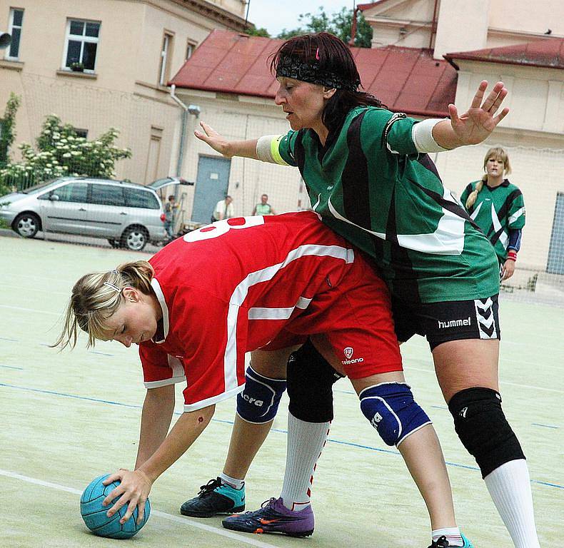 Play off I. ligy národní házené žen mezi Žatcem (v červeném) a Tymákovem