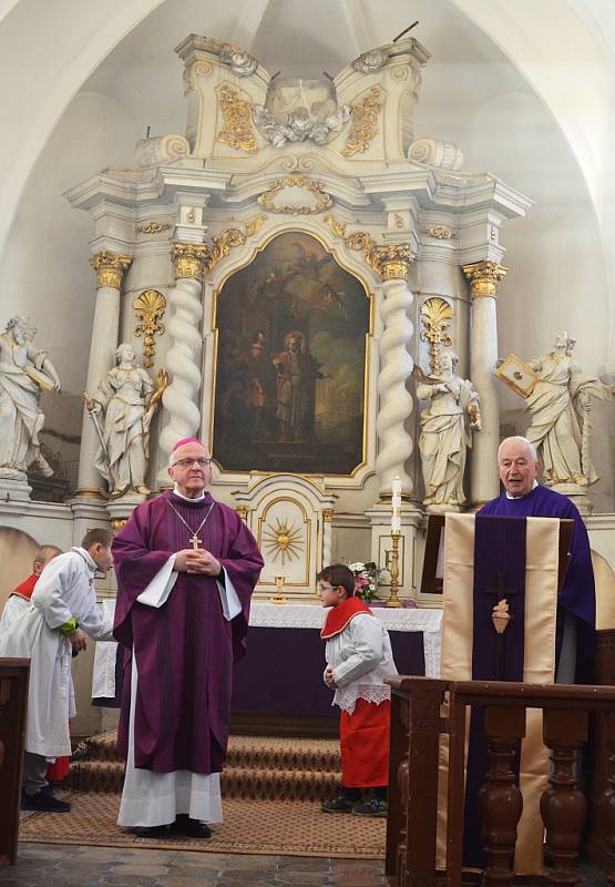 Slavnostní mši ve zrekonstruovaném kostele sv. Václava v Radíčevsi u Žatce sloužil v sobotu biskup Jan Baxant.