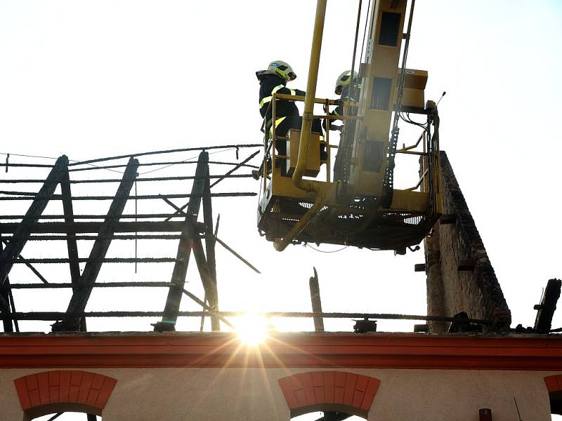 Hasiči zasahují u požáru truhlárny ve Staňkovicích