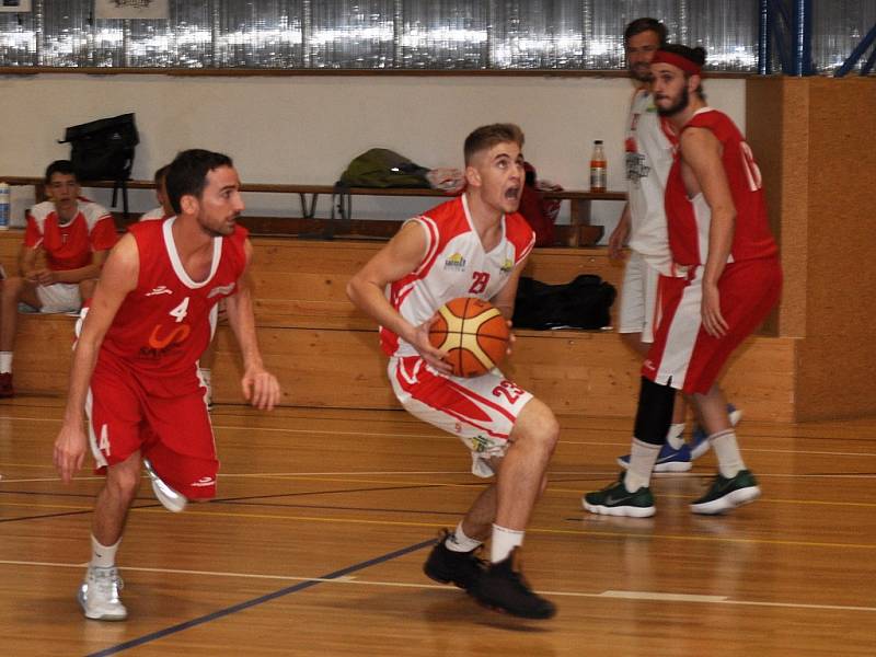 Basketbalisté Loun (v bílém) nestačili v závěru na bojovný Děčín a doma prohráli.