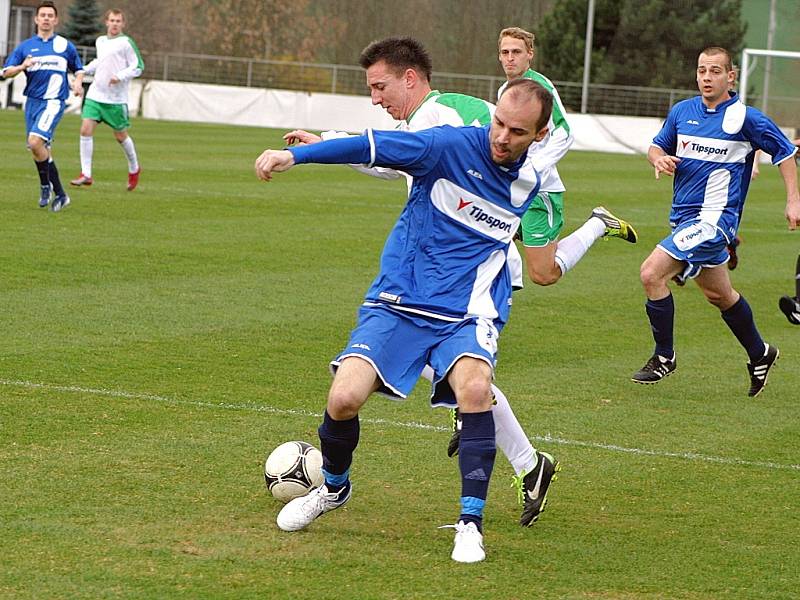 Fotbalisté Blšan (v bílém) porazili v sobotu hráče Modré 3:1.