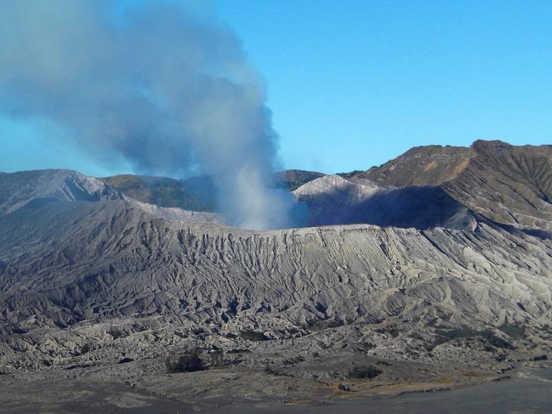 Sopka Kawah Ijen na Jávě v Indonésii je činná, přímo v kráteru se přitom ručně těží síra