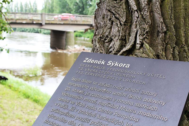 U řeky Ohře, v místech, kde okolní krajinu maloval světoznámý malíř Zdeněk Sýkora, se v Počedělicích opět setkali jeho přátelé, umělci i lidé, které umění oslovuje.