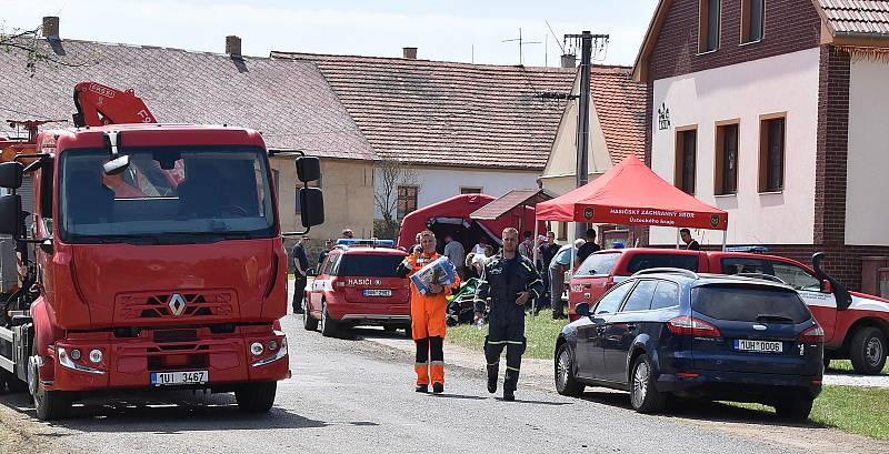 Stebno. Čtyři dny po ničivé bouři. Poničené střechy domů jsou provizorně zakryté plachtami, ve vesnici se dokončuje úklid. Teď se začne opravovat.