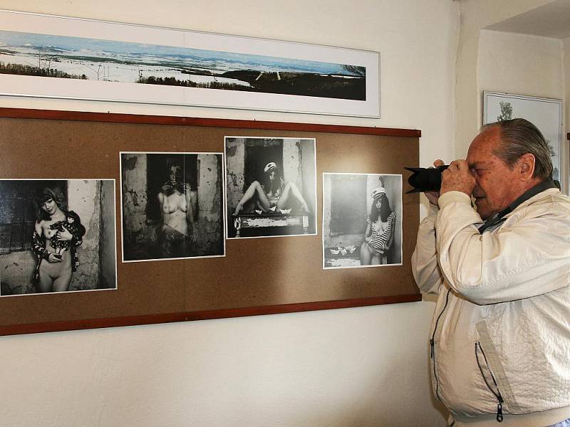 Zahájení výstavy fotografií aktů Petra Žižáka v perucké Galerii u Plazíka