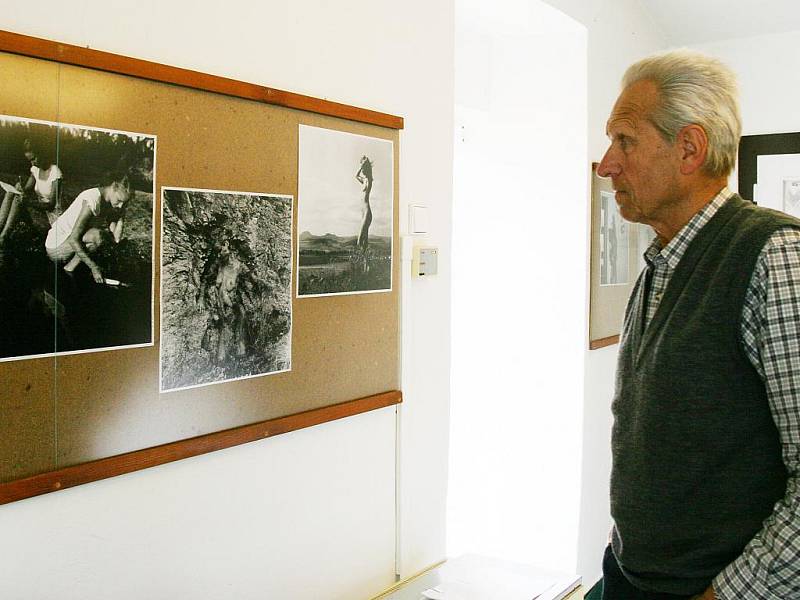 Zahájení výstavy fotografií aktů Petra Žižáka v perucké Galerii u Plazíka