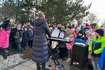 Bezmála tři sta žáků lounské ZŠ Školní zazpívalo seniorům vánoční koledy pod okny jejich domova.