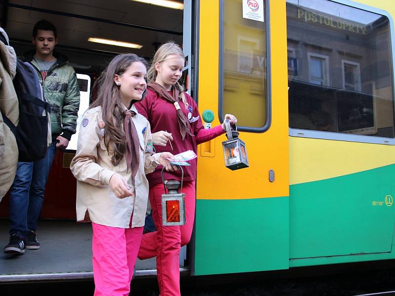 Skautští kurýři přivážejí Betlémské světlo na lounské hlavní vlakové nádraží