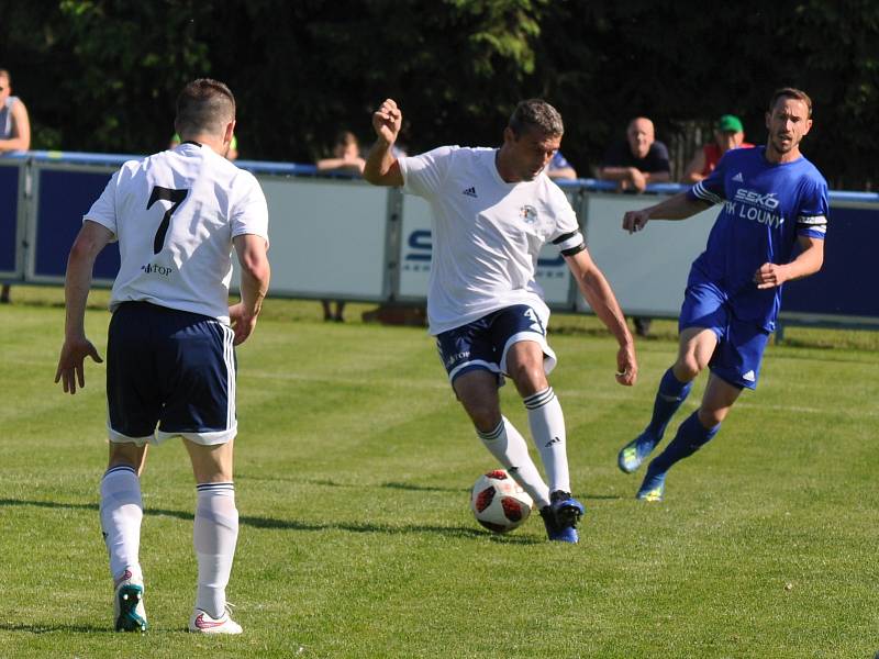 Fotbalisté Loun (v bílém) jsou po jasné výhře v derby s Dobroměřicemi vítězi přeboru Ústeckého kraje a postupují do divize.