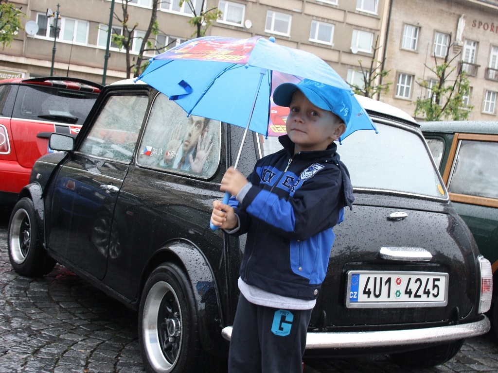 OBRAZEM: Vozidla Mini vypadala krásně i v hustém dešti - Žatecký a lounský  deník