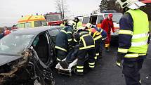 Hromadná nehoda tří osobních a jednoho nákladního vozu na silnici R7 u čerpací stanice Machač