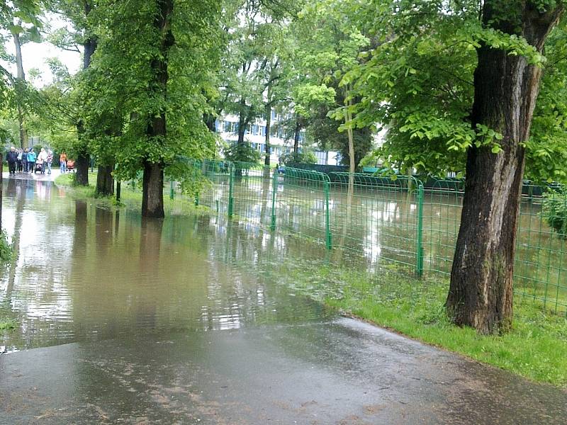 Pondělí 3. 6. 2013. Zaplavování lounského výstaviště těsně před 3. stupněm na Ohři