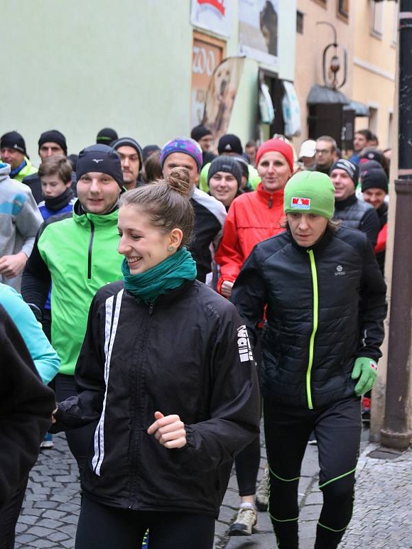 Veřejný štědrodenní běh v Lounech startoval z České ulice