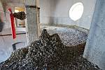 Hromady holubího trusu v žatecké synagoze