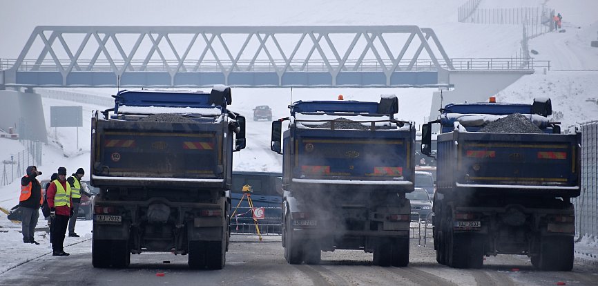 Na největších mostech na novém úseku dálnice D7 u Chlumčan probíhají v pondělí 4. a úterý 5. prosince zátěžové zkoušky.