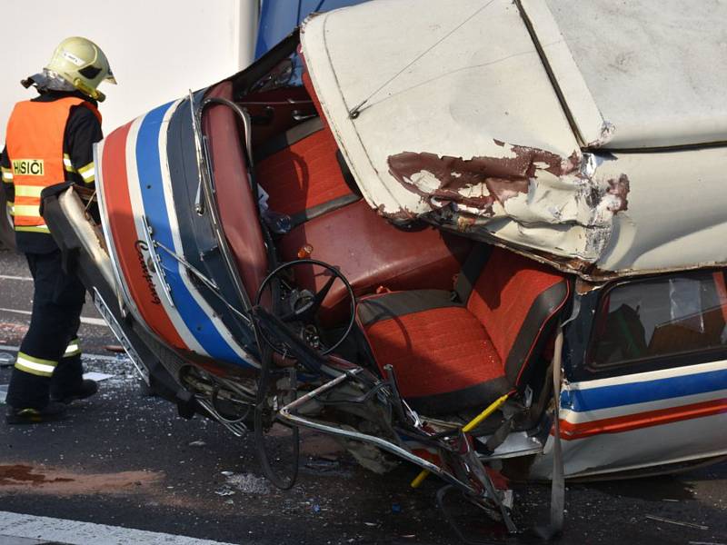 Říjen 2018. Tragická nehoda u Hořešovic na silnici I/7 ve směru z Loun do Prahy.