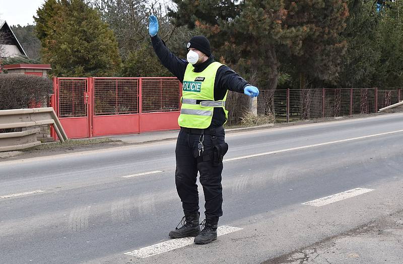 Sobotní hlídka policie a vojáků na silnici I/6 Praha - Karlovy Vary v Lubenci na Podbořansku.