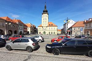 Centrum Žatce je plné aut, město chystá plošné zpoplatnění.