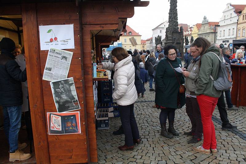 Setkání 17. listopadu na náměstí Svobody v Žatci