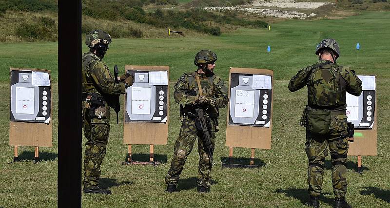 Instruktoři 4. brigády rychlého nasazení v Žatci střílí s útočnými puškami Bren na vojenské střelnici ve Vršovicích u Loun.