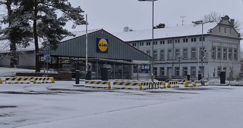 Parkoviště u nákupních center o svátcích osiřela. Jednou z mála možností, kde je možné něco koupit, jsou benzínové pumpy.