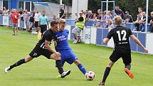 Fotbalisté Loun (v modrém) si již v domácím poháru nezahrají. Podlehli doma Brandýsu 0:2.