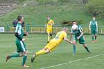 Žatecký Slavoj (ve žlutém) sice vedl 3:0, ale nakonec se musel o výsledek bát.