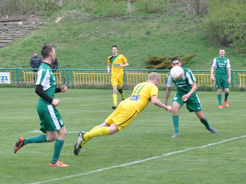 Žatecký Slavoj (ve žlutém) sice vedl 3:0, ale nakonec se musel o výsledek bát.