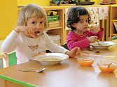 Děti obědvají v MŠ Přemyslovců v Lounech.