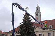 Zdobení vánočního stromu na Mírovém náměstí v Lounech.