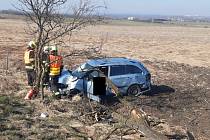 Auto skončilo po havárii u Drahomyšle v poli