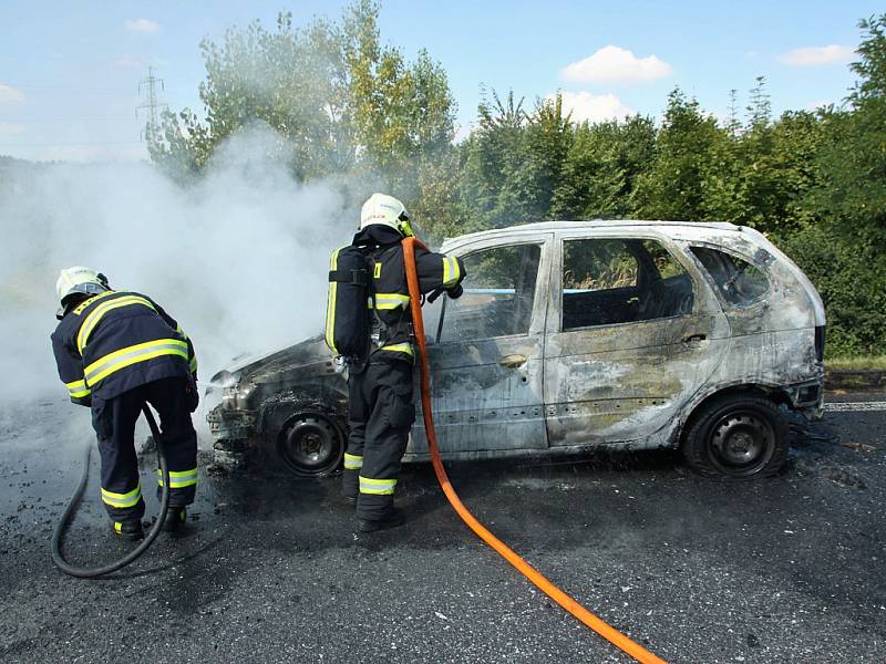Požár zcela zničil auto na výjezdu z Loun
