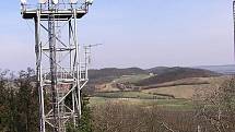 Výhled z Frotzlovy rozhledny přes radiovysílač na vrchu Stříbrník