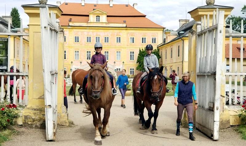 V jezdeckém kroužku v Kolouchově dvoře v Radíčevsi slavili narozeniny Goliáše a Blueberry.