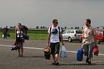 Milovníci hudby přijeli na letiště v Panenském Týnci na Open Air Festival