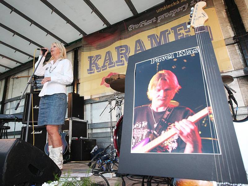 Poslední rozloučení s Pavlem Klasem, hudebníkem ze skupiny Karamel, na návsi ve Zbrašíně