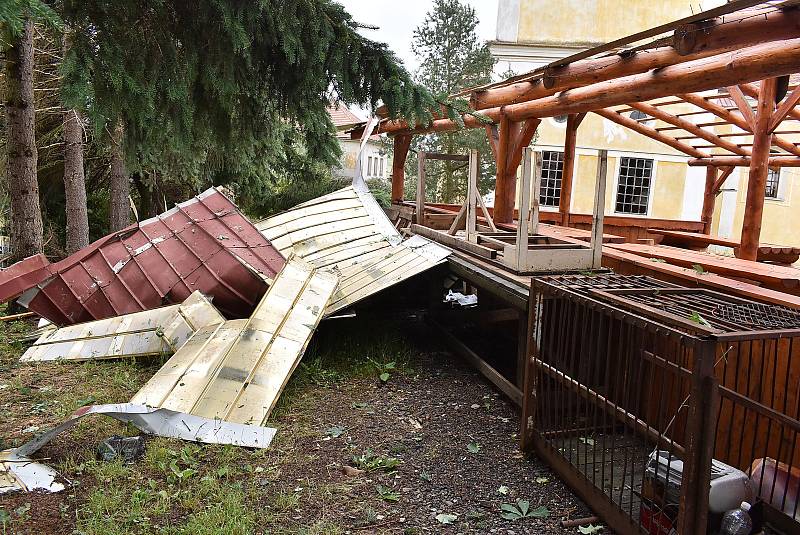 Škody po ničivé bouři ve Stebně na Podbořansku. Pátek 25. června