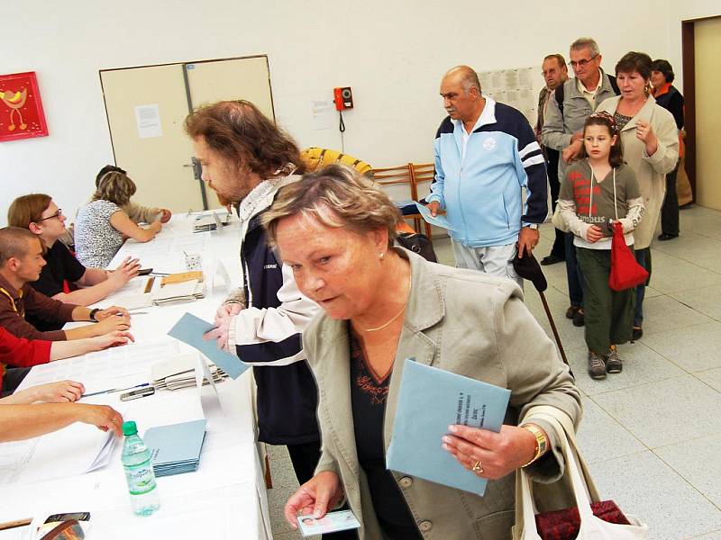 Volby v okrese Louny. V pátek 28. května se startovalo ve 14 hodin, hlasovalo se také v Žatci na tamní poliklinice. 
